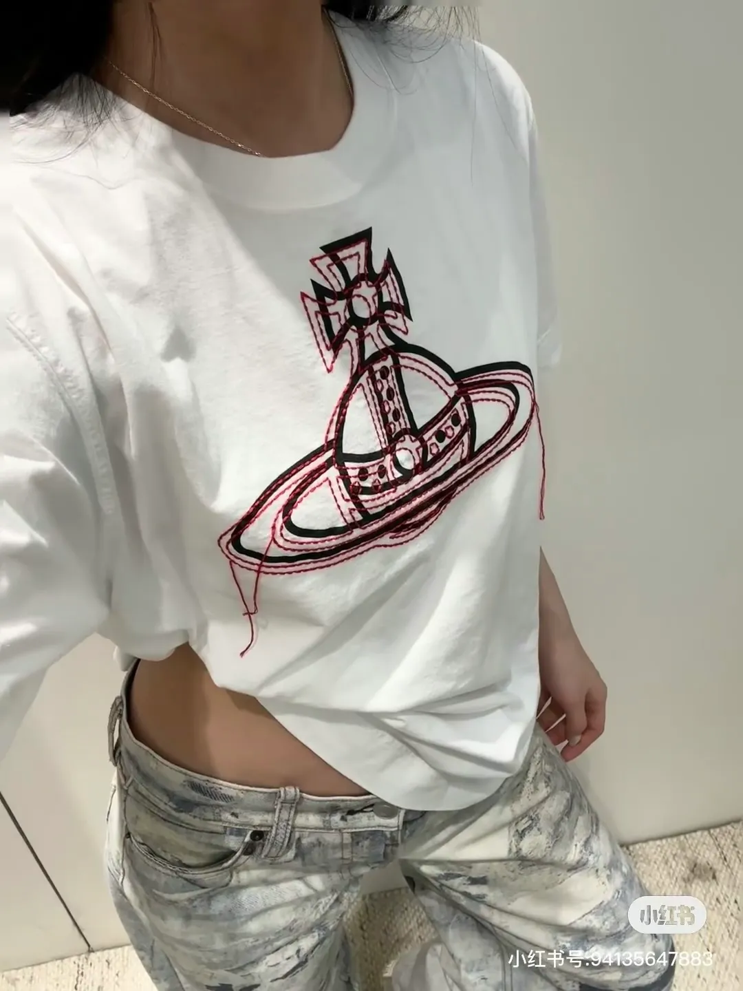 vivienne Westwood Queen Mother's new 2025 spring and summer Japanese limited-edition tassel embroidered short-sleeved T-shirt. The appearance of the appearance reveals the uninhibited image and high street trends. It has a loose and casual style, a short front and long back design, a small slit on the hem on both sides, and the iconic Saturn shape on the chest. The cross crown ball is added with a very futuristic satellite ring, just like Saturn, which collides with the prominent colors of the clothes. The non-overlapping Saturn pattern is outlined with red embroidery, which is visually dazzling. It also has a few tassels to complete the unconventional personality. 240g 32 count high-density double yarn cotton, comfortable and breathable fabric Size: XS-L Color: white, black